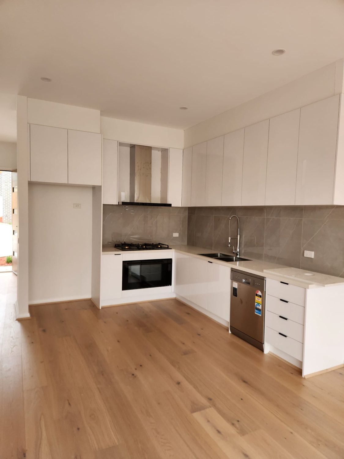 White kitchen with grey stone splashback