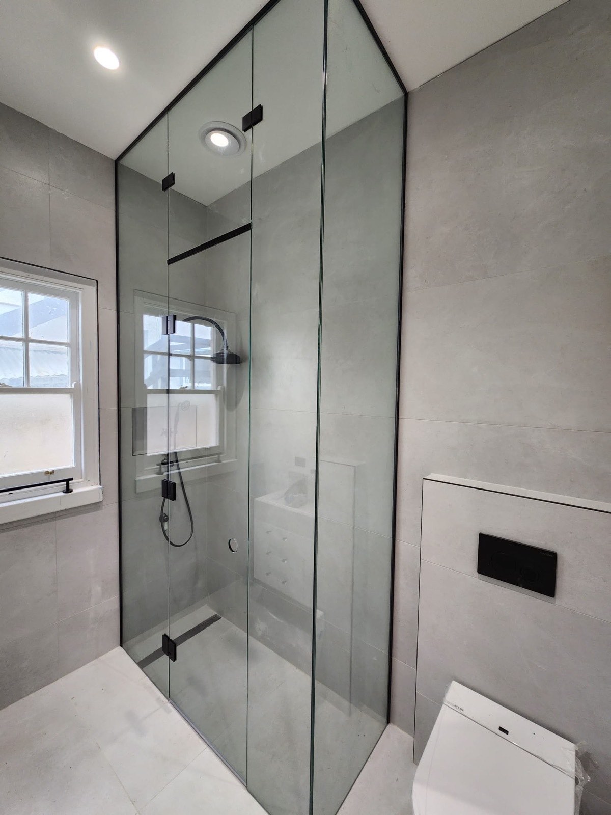 Frameless shower screen with tiled niche