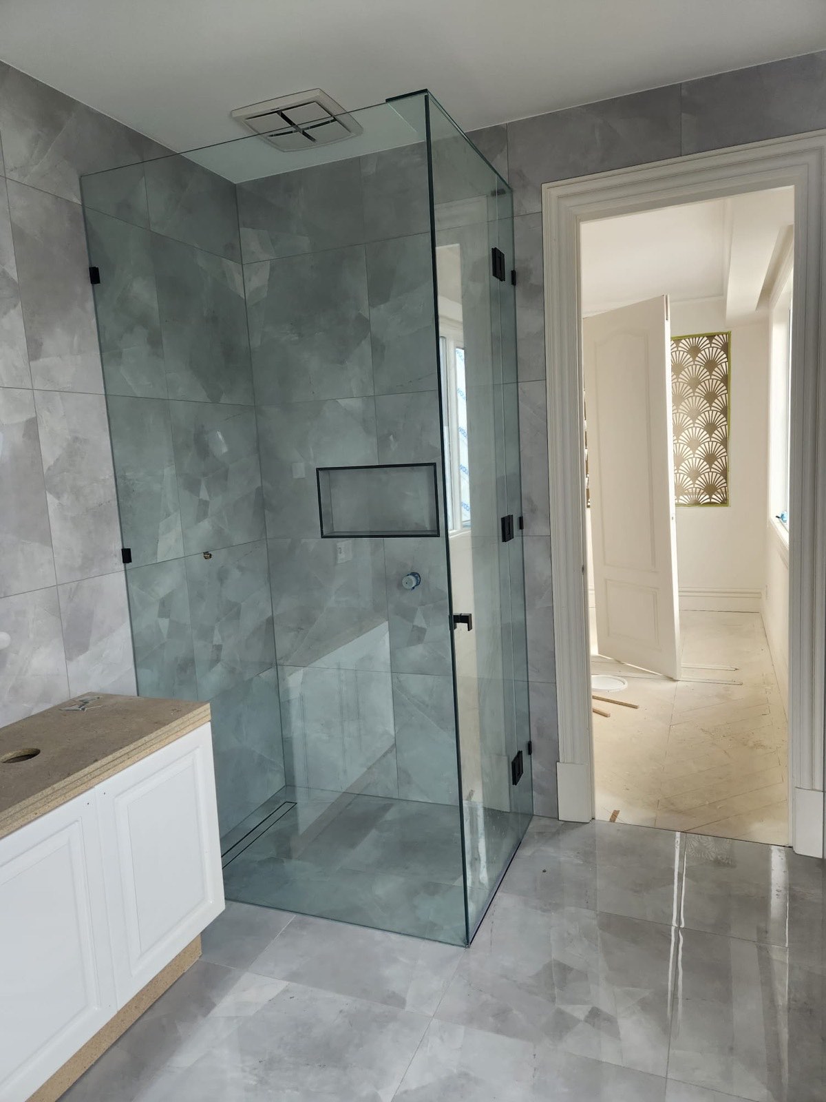 Hinged frameless shower screen panel