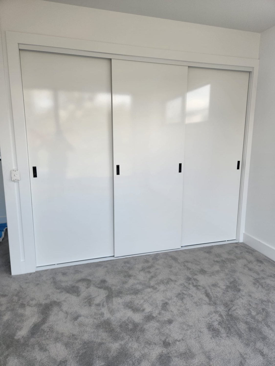 White gloss sliding wardrobe doors